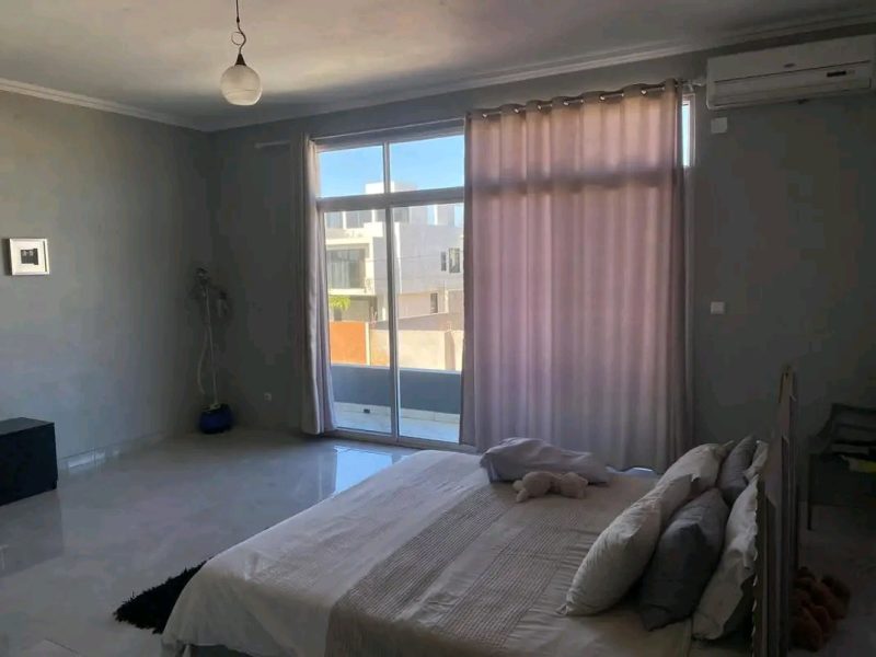 Vende-se tipo5 moradia luxuosa no bairro costa do sol Mapulene a 1minuto das bombas da galp