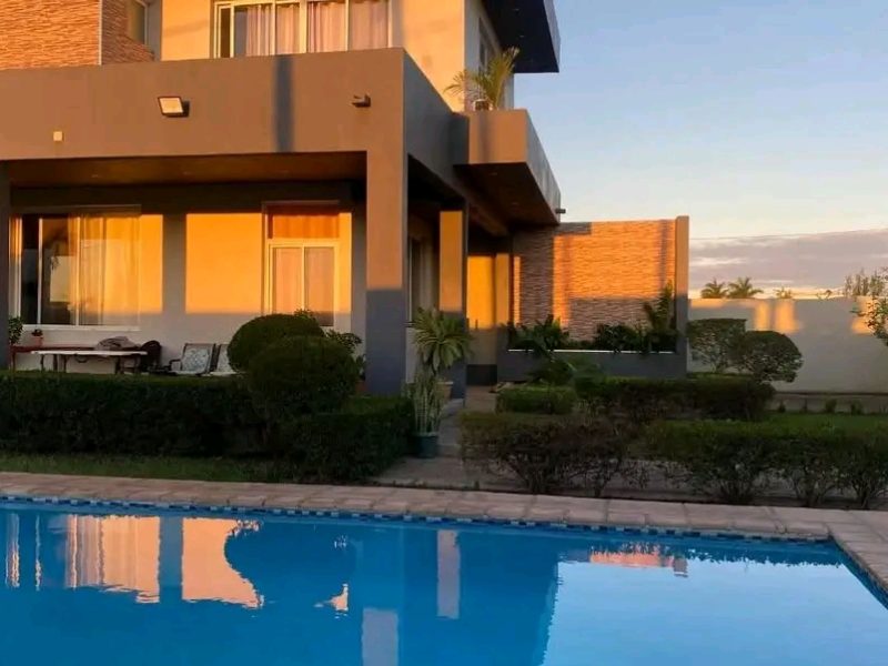 Vende-se tipo5 moradia luxuosa no bairro costa do sol Mapulene a 1minuto das bombas da galp