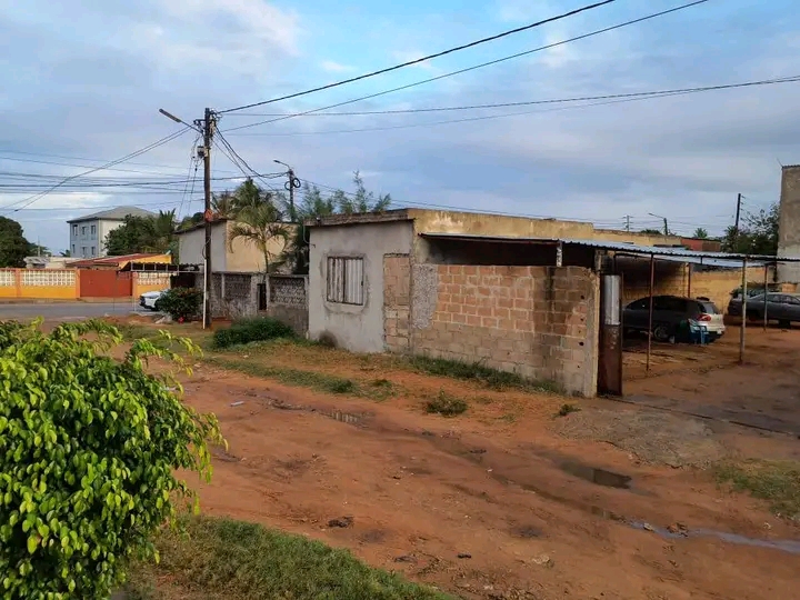 Arrenda se uma oficina no bairro de laulane Na Av dom Alexandre Ideal pra screp 868199487 820956060 Prestação de serviço 200 MT Preço 15.000 Mil negociável