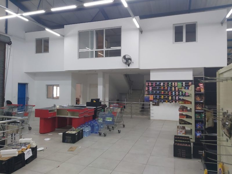 Vende-se Armazém em Missão Rock (Cond. ZTC)