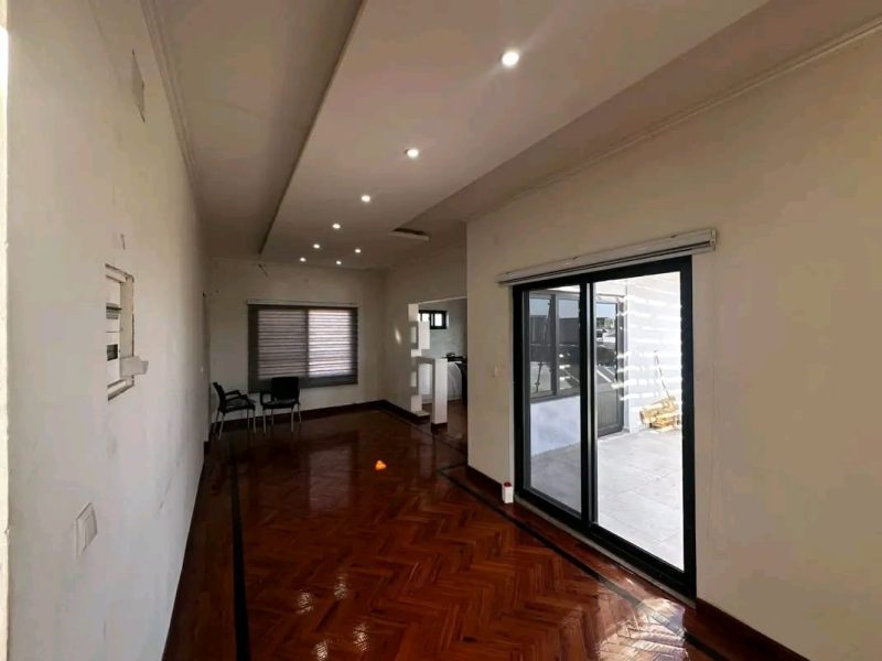 *IMPERDÍVEL* *VENDE-SE MORADIA TRIPLEX TIPO4 COM PISCINA NO MAPULENE - COSTA DO SOL* ✓3 Salas espaçosas e com luz natural ✓2 cozinhas modernas (1 já concluída) ✓4 quartos (2 em suíte) ✓4 casas de banho ✓piscina ✓anexo ✓toilette exterior ✓parqueamen