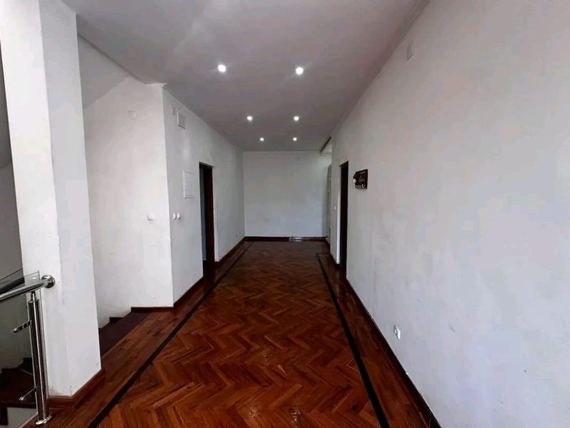 *IMPERDÍVEL* *VENDE-SE MORADIA TRIPLEX TIPO4 COM PISCINA NO MAPULENE - COSTA DO SOL* ✓3 Salas espaçosas e com luz natural ✓2 cozinhas modernas (1 já concluída) ✓4 quartos (2 em suíte) ✓4 casas de banho ✓piscina ✓anexo ✓toilette exterior ✓parqueamen