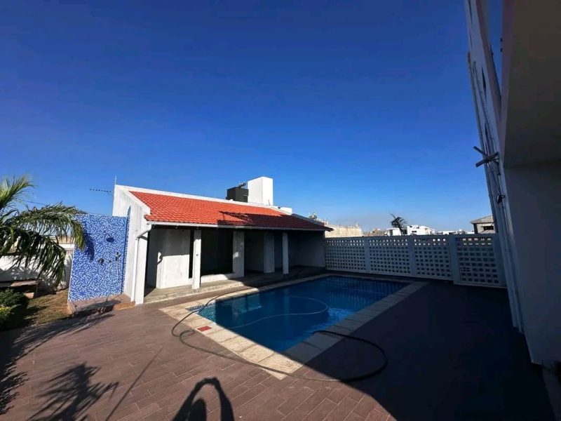 *IMPERDÍVEL* *VENDE-SE MORADIA TRIPLEX TIPO4 COM PISCINA NO MAPULENE - COSTA DO SOL* ✓3 Salas espaçosas e com luz natural ✓2 cozinhas modernas (1 já concluída) ✓4 quartos (2 em suíte) ✓4 casas de banho ✓piscina ✓anexo ✓toilette exterior ✓parqueamen