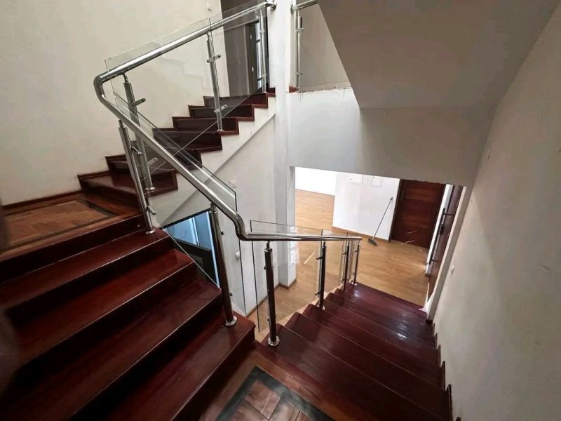 *IMPERDÍVEL* *VENDE-SE MORADIA TRIPLEX TIPO4 COM PISCINA NO MAPULENE - COSTA DO SOL* ✓3 Salas espaçosas e com luz natural ✓2 cozinhas modernas (1 já concluída) ✓4 quartos (2 em suíte) ✓4 casas de banho ✓piscina ✓anexo ✓toilette exterior ✓parqueamen