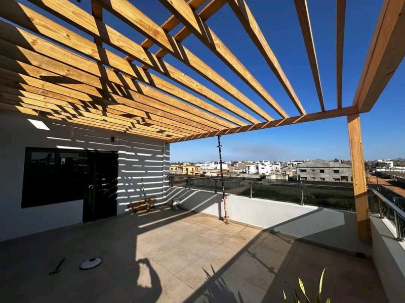 *IMPERDÍVEL* *VENDE-SE MORADIA TRIPLEX TIPO4 COM PISCINA NO MAPULENE - COSTA DO SOL* ✓3 Salas espaçosas e com luz natural ✓2 cozinhas modernas (1 já concluída) ✓4 quartos (2 em suíte) ✓4 casas de banho ✓piscina ✓anexo ✓toilette exterior ✓parqueamen