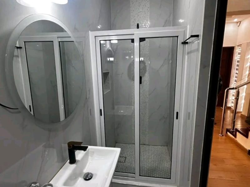 *IMPERDÍVEL* *VENDE-SE MORADIA TRIPLEX TIPO4 COM PISCINA NO MAPULENE - COSTA DO SOL* ✓3 Salas espaçosas e com luz natural ✓2 cozinhas modernas (1 já concluída) ✓4 quartos (2 em suíte) ✓4 casas de banho ✓piscina ✓anexo ✓toilette exterior ✓parqueamen