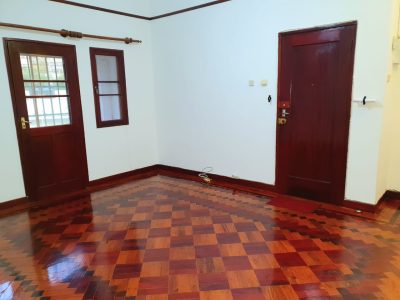 Arrenda se um apartamento tipo 2 no bairro central