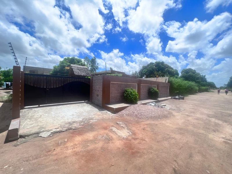 Vende-se: Moradia Espaçosa em Tsalala, Bairro Km15