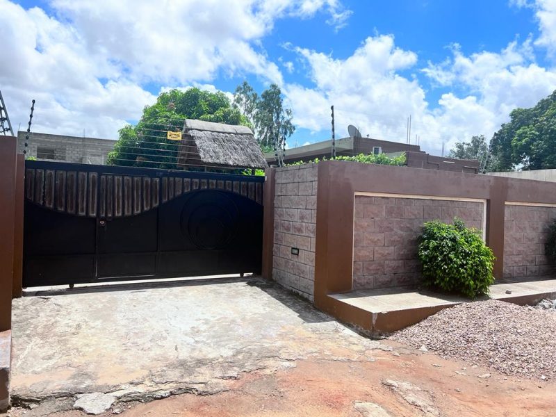 Vende-se: Moradia Espaçosa em Tsalala, Bairro Km15