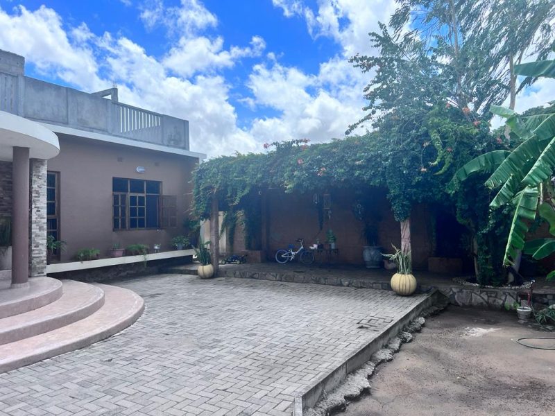 Vende-se: Moradia Espaçosa em Tsalala, Bairro Km15