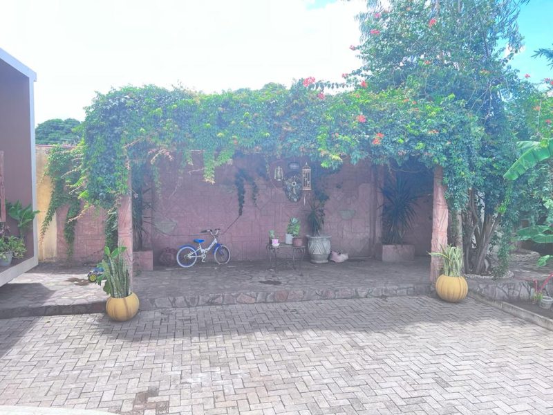 Vende-se: Moradia Espaçosa em Tsalala, Bairro Km15