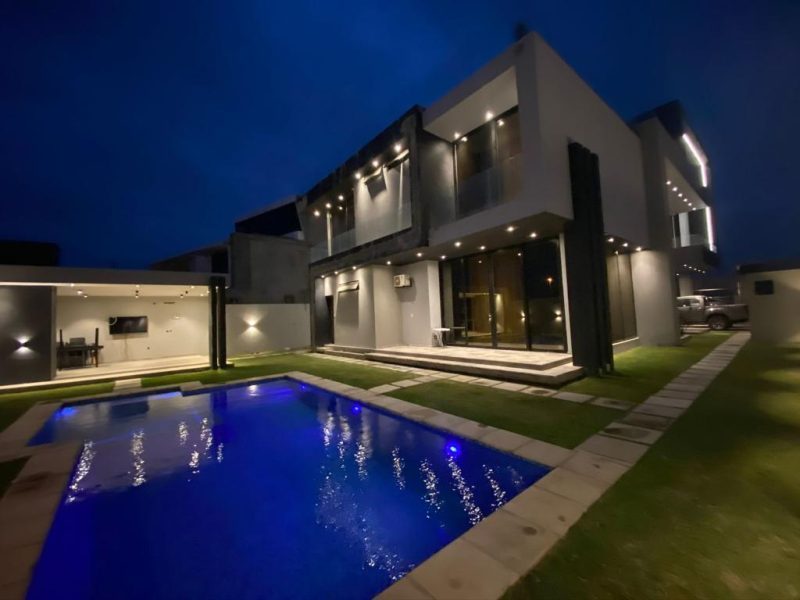 Vende-se Luxuosa moradia duplex T4 na Costa do sol - Mapulene