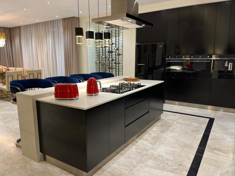 Vende-se Luxuosa moradia duplex T4 na Costa do sol - Mapulene